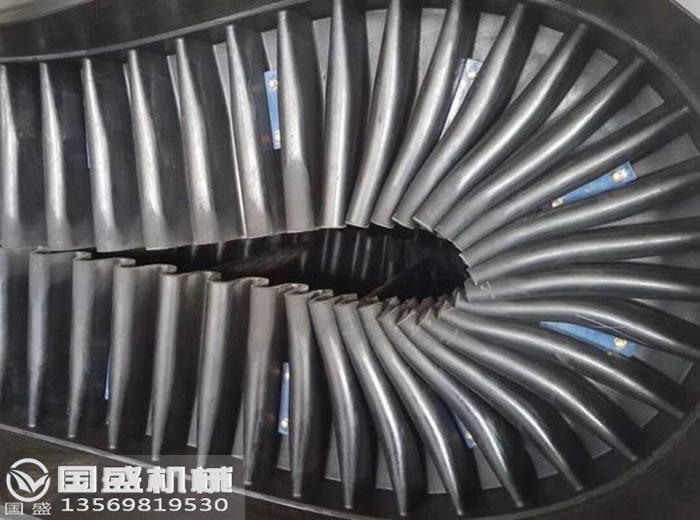 黑色橡膠裙邊加格擋皮帶機(jī) 黑色橡膠裙邊加格擋皮帶機(jī)
